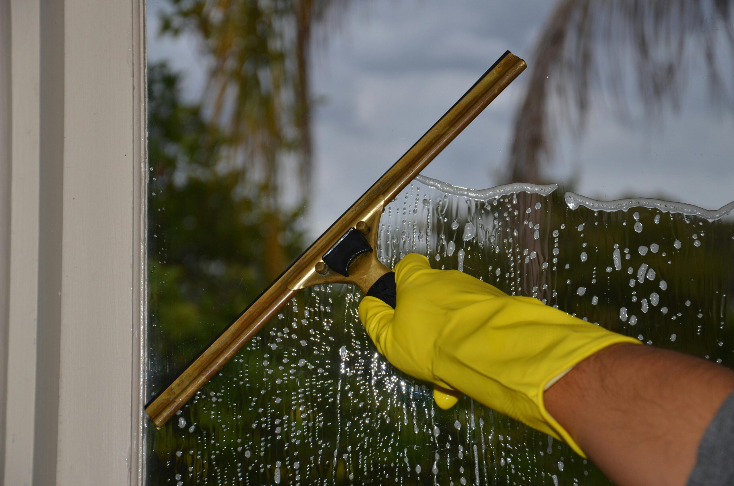 You are currently viewing Discover the Benefits of Window Washing in Calgary Today
